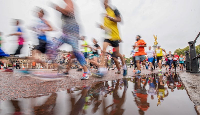 Lots of people running past Buckingham Palace in the Royal Parks Half