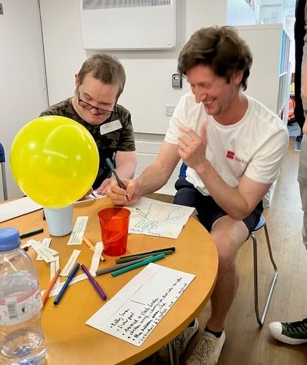 Volunteer from Banijay supporting Hub member in storytelling workshop